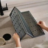 1PC Black Foldable Kitchen Sink Drainer – Splash-Proof & Space-Saving Design for Dishes and Utensils